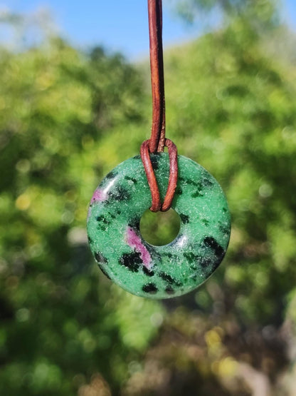 Rubin in Zoisit ~ Donut Edelstein Kette rot grün Natur Heilstein Mann Frau Glück Schutz HIPPIE GOA Boho Tibet Ethno Rarität Geschenk Er Sie - Art of Nature Berlin