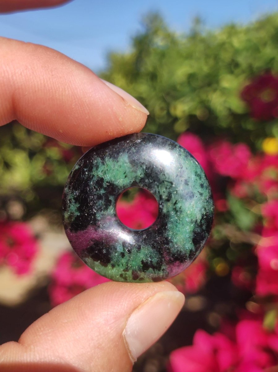 Rubin in Zoisit ~ Donut Edelstein Kette rot grün Natur Heilstein Mann Frau Glück Schutz HIPPIE GOA Boho Tibet Ethno Rarität Geschenk Er Sie - Art of Nature Berlin