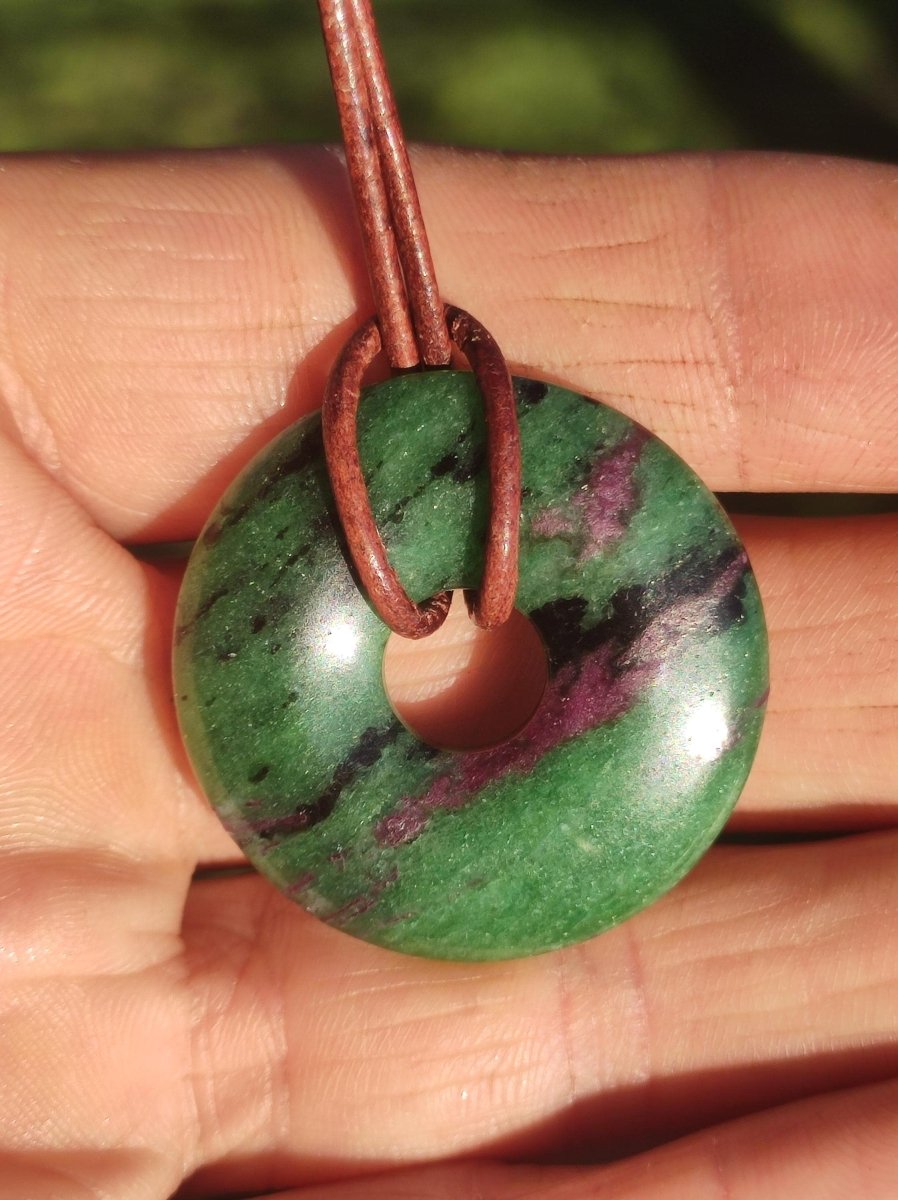 Rubin in Zoisit ~ Donut Edelstein Kette rot grün Natur Heilstein Mann Frau Glück Schutz HIPPIE GOA Boho Tibet Ethno Rarität Geschenk Er Sie - Art of Nature Berlin