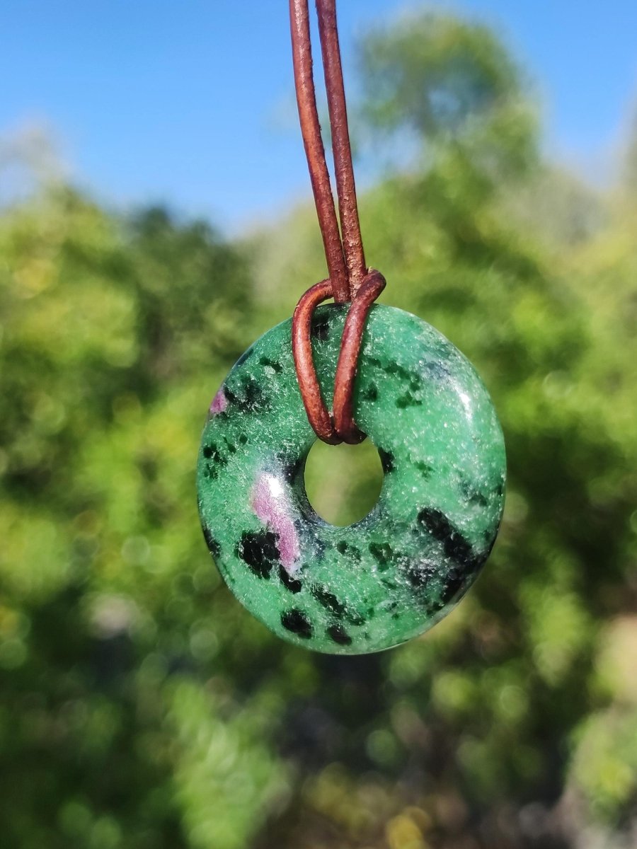 Rubin in Zoisit ~ Donut Edelstein Kette rot grün Natur Heilstein Mann Frau Glück Schutz HIPPIE GOA Boho Tibet Ethno Rarität Geschenk Er Sie - Art of Nature Berlin