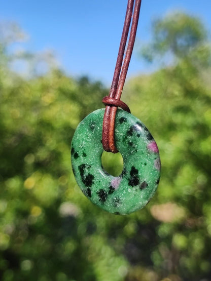 Rubin in Zoisit ~ Donut Edelstein Kette rot grün Natur Heilstein Mann Frau Glück Schutz HIPPIE GOA Boho Tibet Ethno Rarität Geschenk Er Sie - Art of Nature Berlin