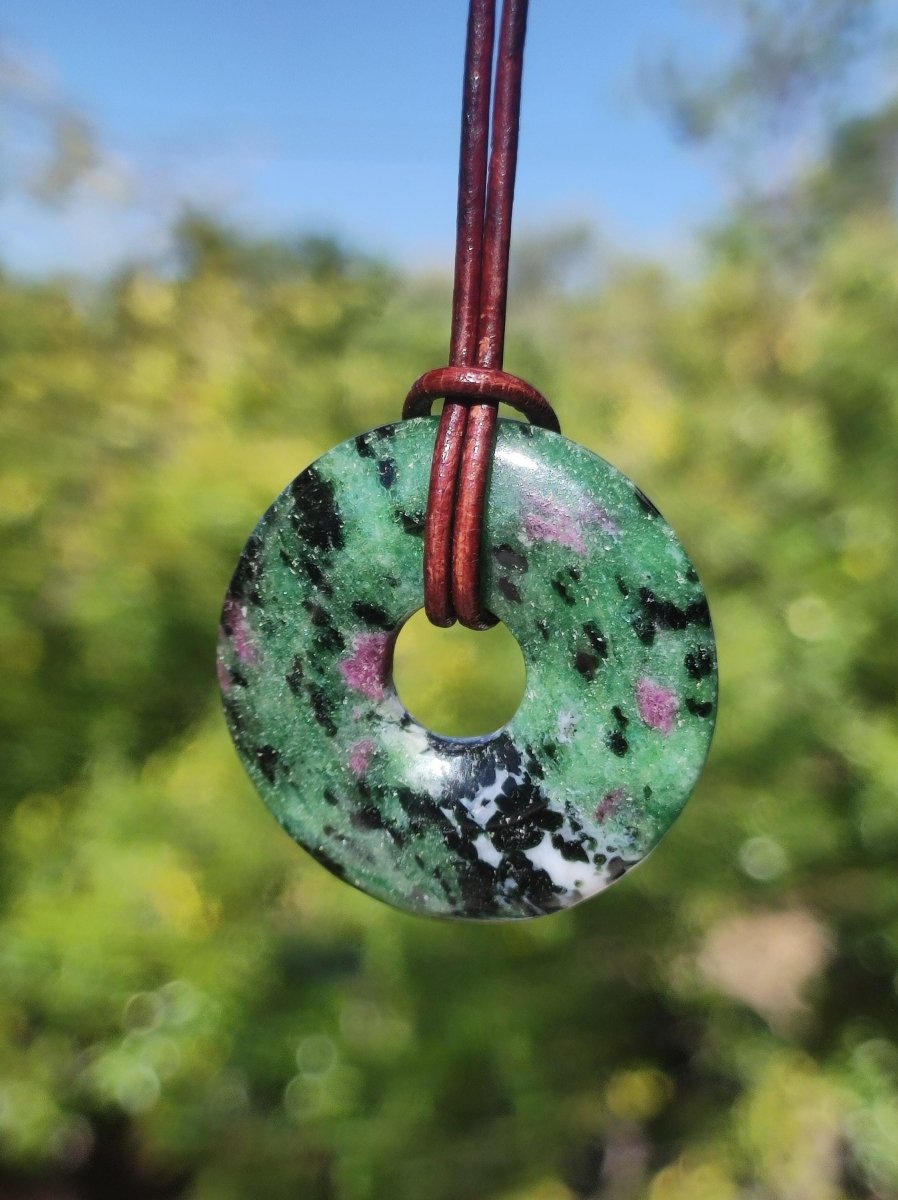 Rubin in Zoisit ~ Donut Edelstein Kette rot grün Natur Heilstein Mann Frau Glück Schutz HIPPIE GOA Boho Tibet Ethno Rarität Geschenk Er Sie - Art of Nature Berlin