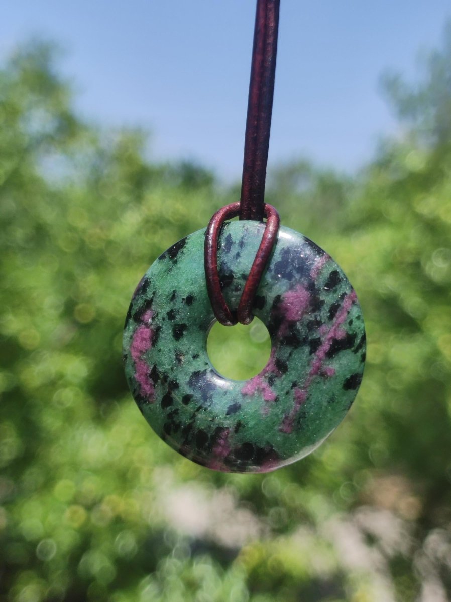 Rubin in Zoisit ~ Donut Edelstein Kette rot grün Natur Heilstein Mann Frau Glück Schutz HIPPIE GOA Boho Tibet Ethno Rarität Geschenk Er Sie - Art of Nature Berlin