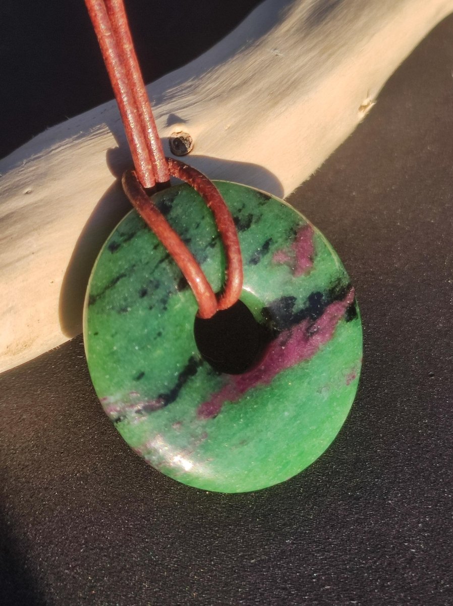 Rubin in Zoisit ~ Donut Edelstein Kette rot grün Natur Heilstein Mann Frau Glück Schutz HIPPIE GOA Boho Tibet Ethno Rarität Geschenk Er Sie - Art of Nature Berlin