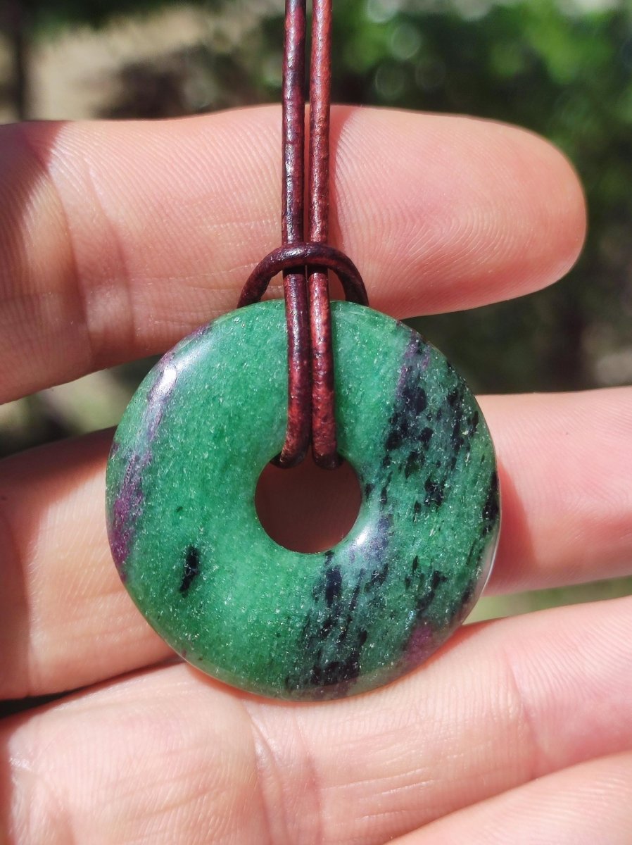 Rubin in Zoisit ~ Donut Edelstein Kette rot grün Natur Heilstein Mann Frau Glück Schutz HIPPIE GOA Boho Tibet Ethno Rarität Geschenk Er Sie - Art of Nature Berlin