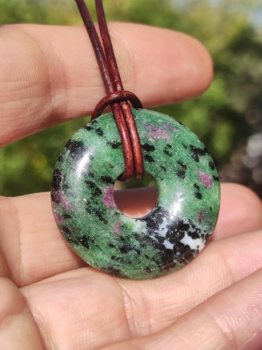 Rubin in Zoisit ~ Donut Edelstein Kette rot grün Natur Heilstein Mann Frau Glück Schutz HIPPIE GOA Boho Tibet Ethno Rarität Geschenk Er Sie - Art of Nature Berlin