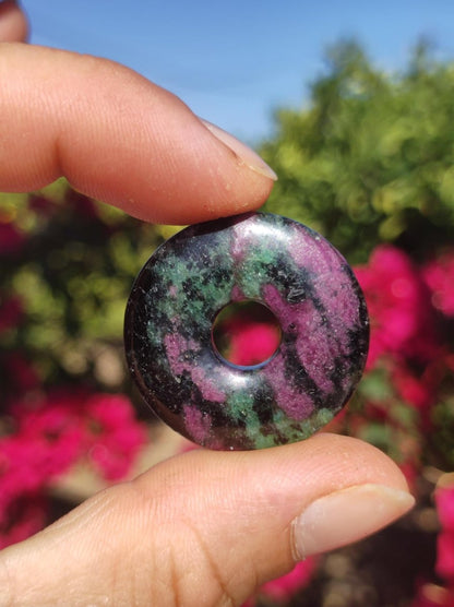 Rubin in Zoisit ~ Donut Edelstein Kette rot grün Natur Heilstein Mann Frau Glück Schutz HIPPIE GOA Boho Tibet Ethno Rarität Geschenk Er Sie - Art of Nature Berlin