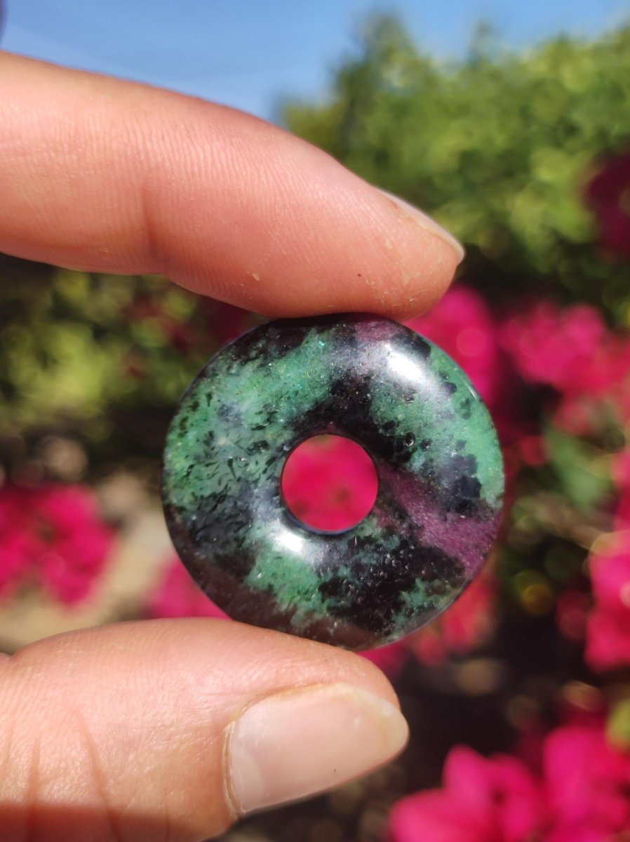 Rubin in Zoisit ~ Donut Edelstein Kette rot grün Natur Heilstein Mann Frau Glück Schutz HIPPIE GOA Boho Tibet Ethno Rarität Geschenk Er Sie - Art of Nature Berlin