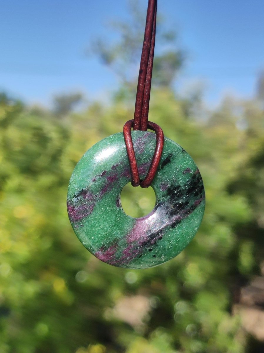 Rubin in Zoisit ~ Donut Edelstein Kette rot grün Natur Heilstein Mann Frau Glück Schutz HIPPIE GOA Boho Tibet Ethno Rarität Geschenk Er Sie - Art of Nature Berlin