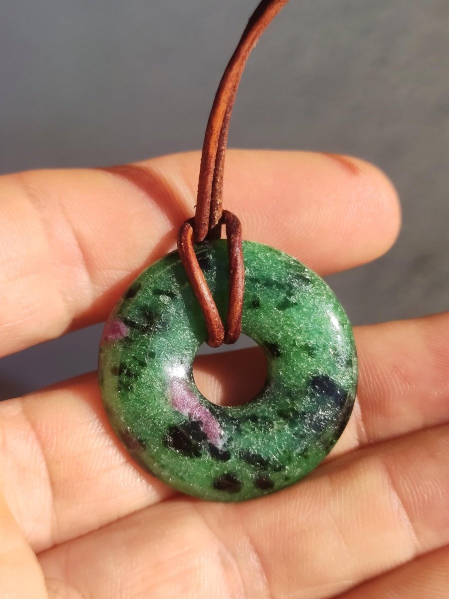 Rubin in Zoisit ~ Donut Edelstein Kette rot grün Natur Heilstein Mann Frau Glück Schutz HIPPIE GOA Boho Tibet Ethno Rarität Geschenk Er Sie - Art of Nature Berlin