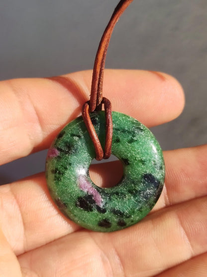 Rubin in Zoisit ~ Donut Edelstein Kette rot grün Natur Heilstein Mann Frau Glück Schutz HIPPIE GOA Boho Tibet Ethno Rarität Geschenk Er Sie - Art of Nature Berlin