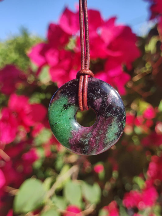 Rubin in Zoisit ~ Donut Edelstein Kette rot grün Natur Heilstein Mann Frau Glück Schutz HIPPIE GOA Boho Tibet Ethno Rarität Geschenk Er Sie - Art of Nature Berlin