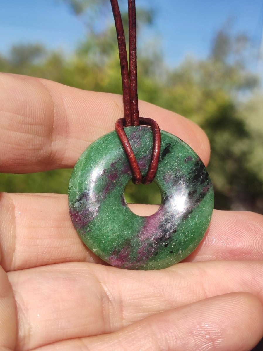 Rubin in Zoisit ~ Donut Edelstein Kette rot grün Natur Heilstein Mann Frau Glück Schutz HIPPIE GOA Boho Tibet Ethno Rarität Geschenk Er Sie - Art of Nature Berlin