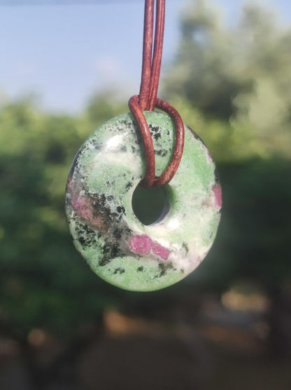 Rubin in Zoisit ~ Donut Edelstein Kette rot grün Natur Heilstein Mann Frau Glück Schutz HIPPIE GOA Boho Tibet Ethno Rarität Geschenk Er Sie - Art of Nature Berlin