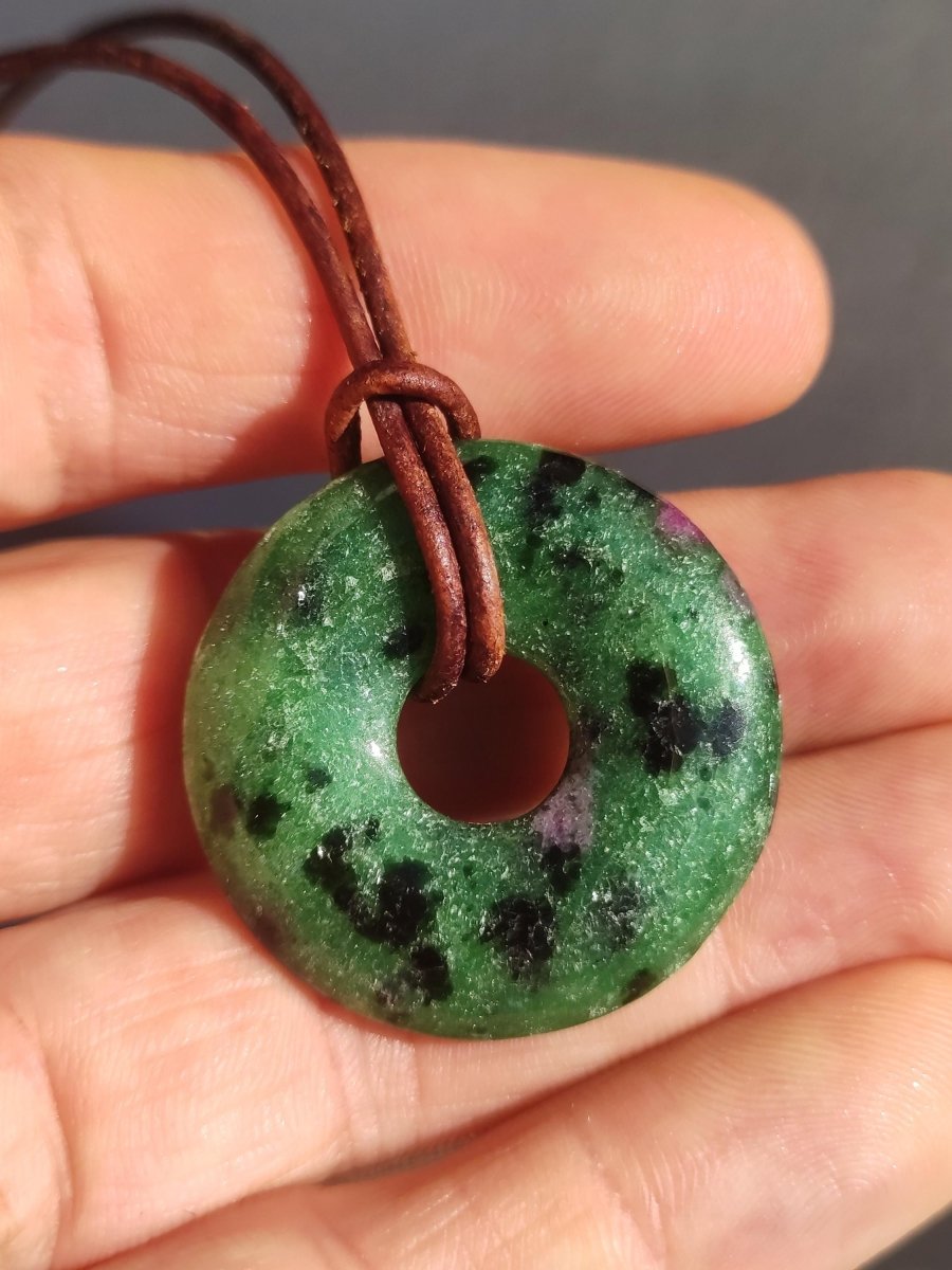 Rubin in Zoisit ~ Donut Edelstein Kette rot grün Natur Heilstein Mann Frau Glück Schutz HIPPIE GOA Boho Tibet Ethno Rarität Geschenk Er Sie - Art of Nature Berlin