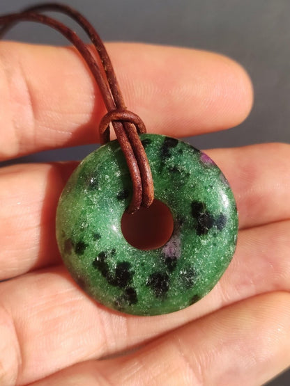 Rubin in Zoisit ~ Donut Edelstein Kette rot grün Natur Heilstein Mann Frau Glück Schutz HIPPIE GOA Boho Tibet Ethno Rarität Geschenk Er Sie - Art of Nature Berlin