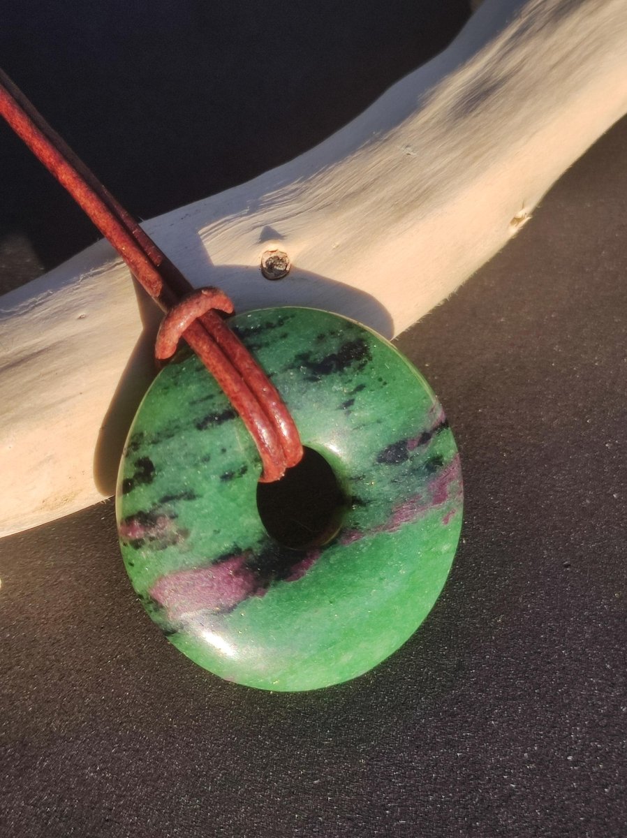 Rubin in Zoisit ~ Donut Edelstein Kette rot grün Natur Heilstein Mann Frau Glück Schutz HIPPIE GOA Boho Tibet Ethno Rarität Geschenk Er Sie - Art of Nature Berlin