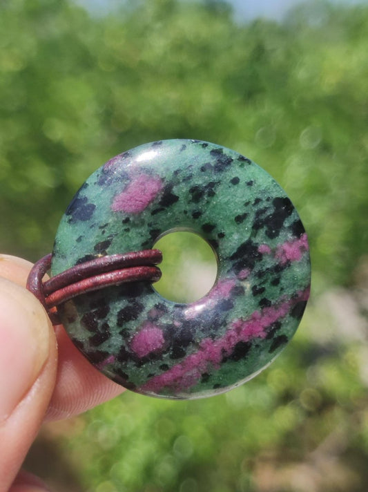 Rubin in Zoisit ~ Donut Edelstein Kette rot grün Natur Heilstein Mann Frau Glück Schutz HIPPIE GOA Boho Tibet Ethno Rarität Geschenk Er Sie - Art of Nature Berlin