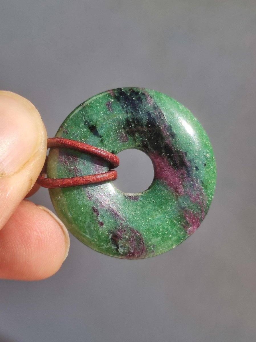 Rubin in Zoisit ~ Donut Edelstein Kette rot grün Natur Heilstein Mann Frau Glück Schutz HIPPIE GOA Boho Tibet Ethno Rarität Geschenk Er Sie - Art of Nature Berlin