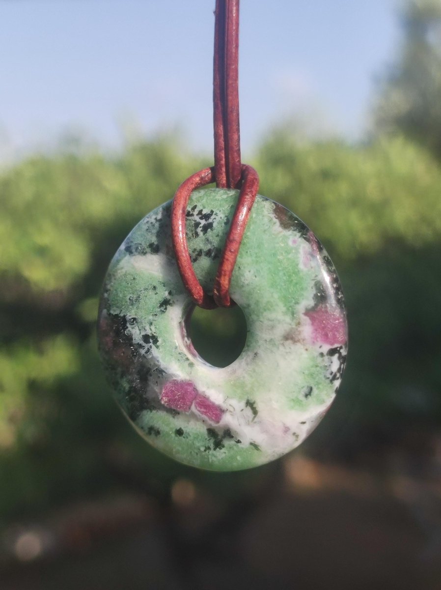 Rubin in Zoisit ~ Donut Edelstein Kette rot grün Natur Heilstein Mann Frau Glück Schutz HIPPIE GOA Boho Tibet Ethno Rarität Geschenk Er Sie - Art of Nature Berlin