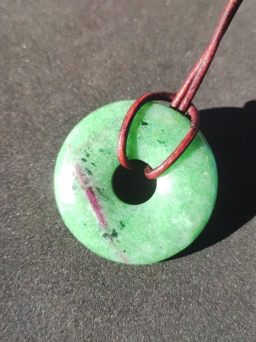 Rubin in Zoisit ~ Donut Edelstein Kette rot grün Natur Heilstein Mann Frau Glück Schutz HIPPIE GOA Boho Tibet Ethno Rarität Geschenk Er Sie - Art of Nature Berlin