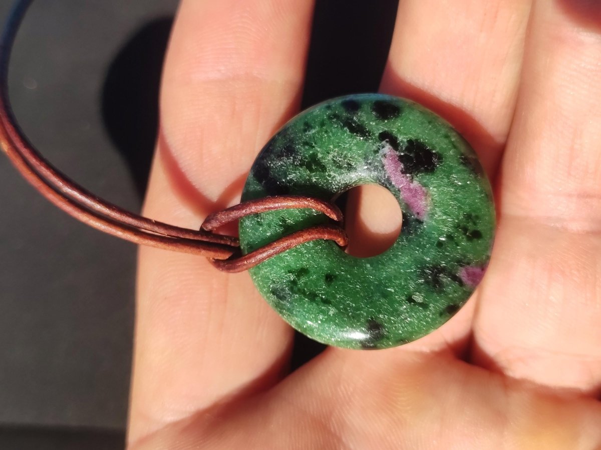 Rubin in Zoisit ~ Donut Edelstein Kette rot grün Natur Heilstein Mann Frau Glück Schutz HIPPIE GOA Boho Tibet Ethno Rarität Geschenk Er Sie - Art of Nature Berlin