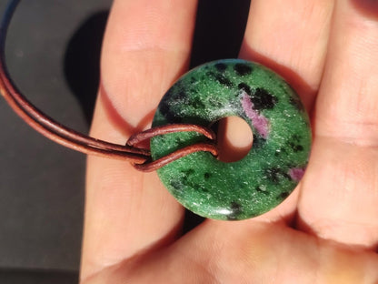 Rubin in Zoisit ~ Donut Edelstein Kette rot grün Natur Heilstein Mann Frau Glück Schutz HIPPIE GOA Boho Tibet Ethno Rarität Geschenk Er Sie - Art of Nature Berlin