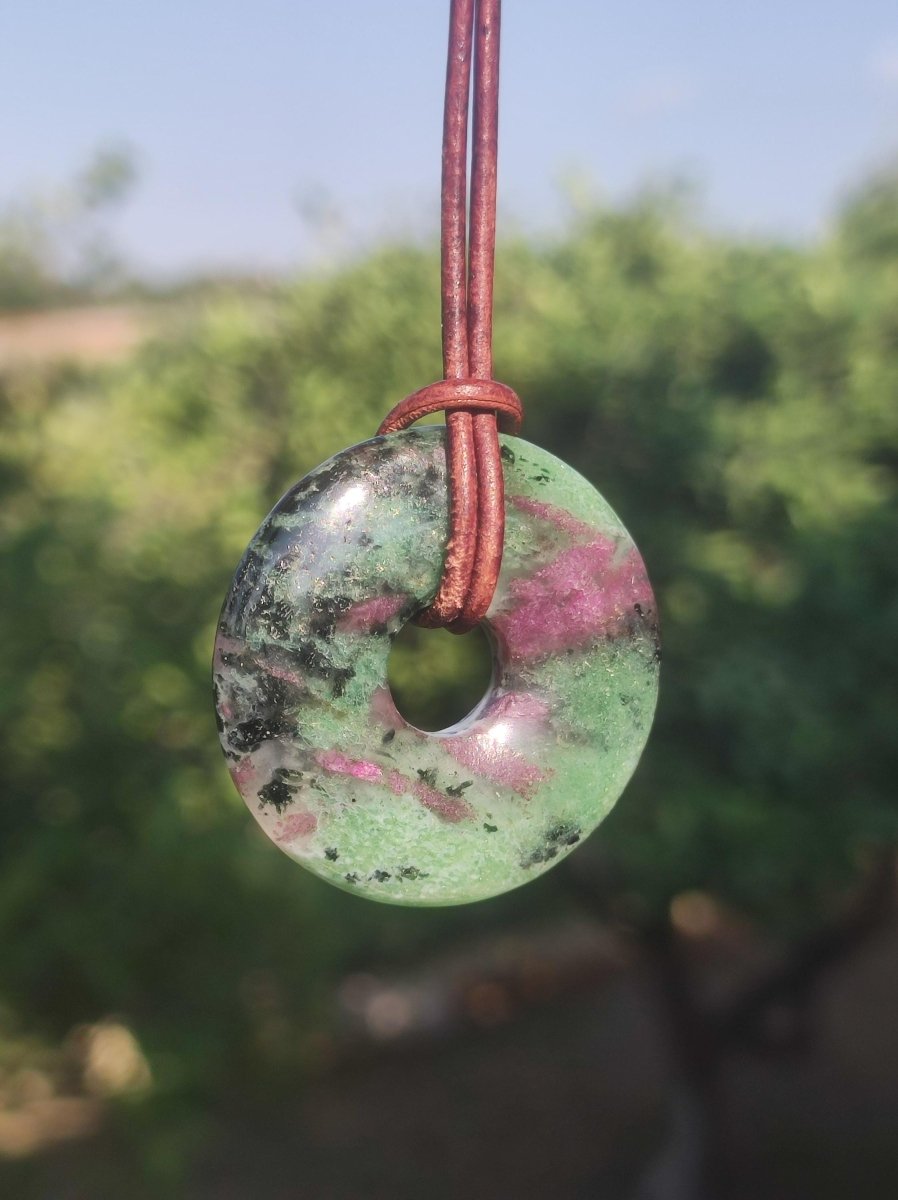 Rubin in Zoisit ~ Donut Edelstein Kette rot grün Natur Heilstein Mann Frau Glück Schutz HIPPIE GOA Boho Tibet Ethno Rarität Geschenk Er Sie - Art of Nature Berlin
