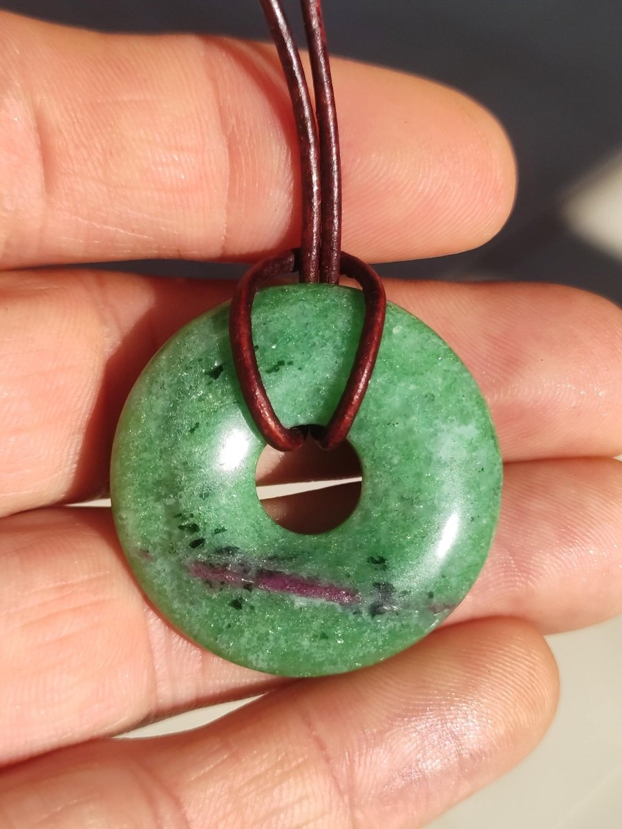 Rubin in Zoisit ~ Donut Edelstein Kette rot grün Natur Heilstein Mann Frau Glück Schutz HIPPIE GOA Boho Tibet Ethno Rarität Geschenk Er Sie - Art of Nature Berlin