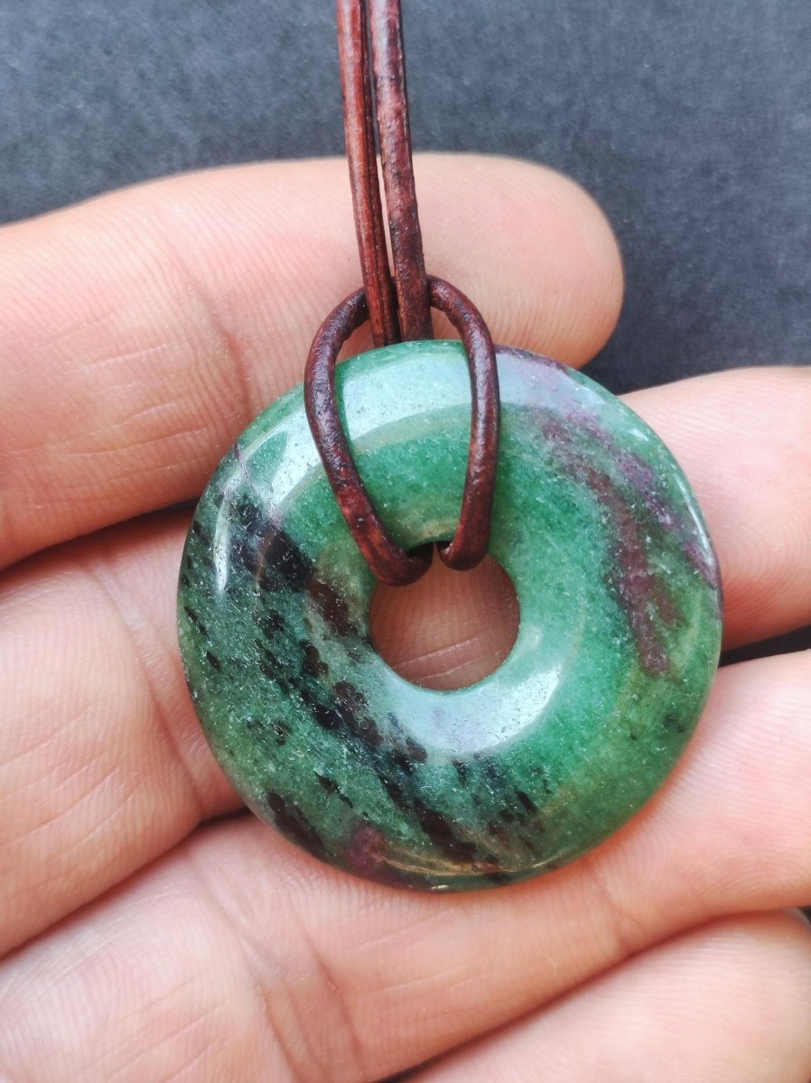 Rubin in Zoisit ~ Donut Edelstein Kette rot grün Natur Heilstein Mann Frau Glück Schutz HIPPIE GOA Boho Tibet Ethno Rarität Geschenk Er Sie - Art of Nature Berlin