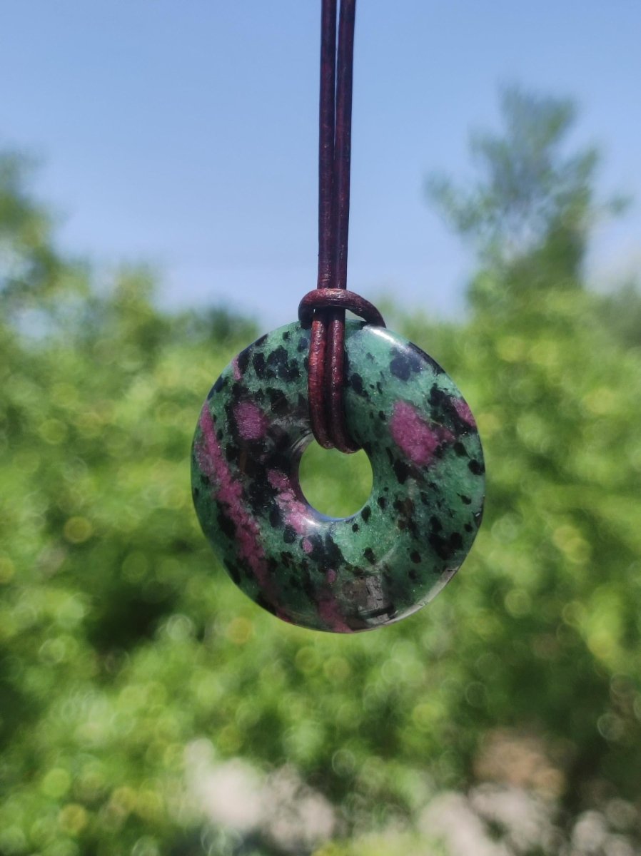 Rubin in Zoisit ~ Donut Edelstein Kette rot grün Natur Heilstein Mann Frau Glück Schutz HIPPIE GOA Boho Tibet Ethno Rarität Geschenk Er Sie - Art of Nature Berlin