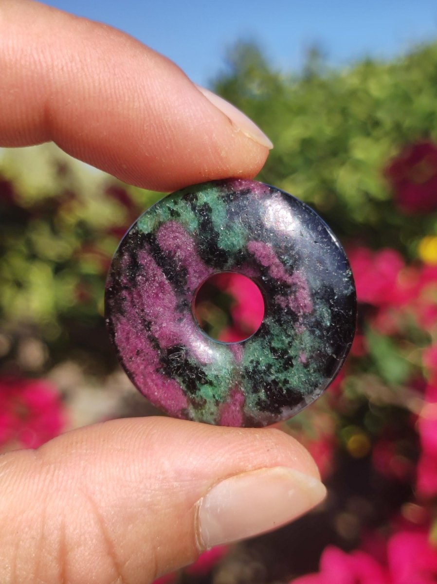 Rubin in Zoisit ~ Donut Edelstein Kette rot grün Natur Heilstein Mann Frau Glück Schutz HIPPIE GOA Boho Tibet Ethno Rarität Geschenk Er Sie - Art of Nature Berlin