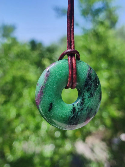 Rubin in Zoisit ~ Donut Edelstein Kette rot grün Natur Heilstein Mann Frau Glück Schutz HIPPIE GOA Boho Tibet Ethno Rarität Geschenk Er Sie - Art of Nature Berlin