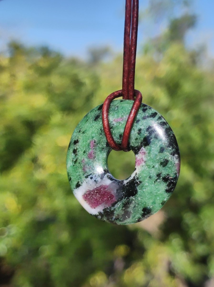 Rubin in Zoisit ~ Donut Edelstein Kette rot grün Natur Heilstein Mann Frau Glück Schutz HIPPIE GOA Boho Tibet Ethno Rarität Geschenk Er Sie - Art of Nature Berlin