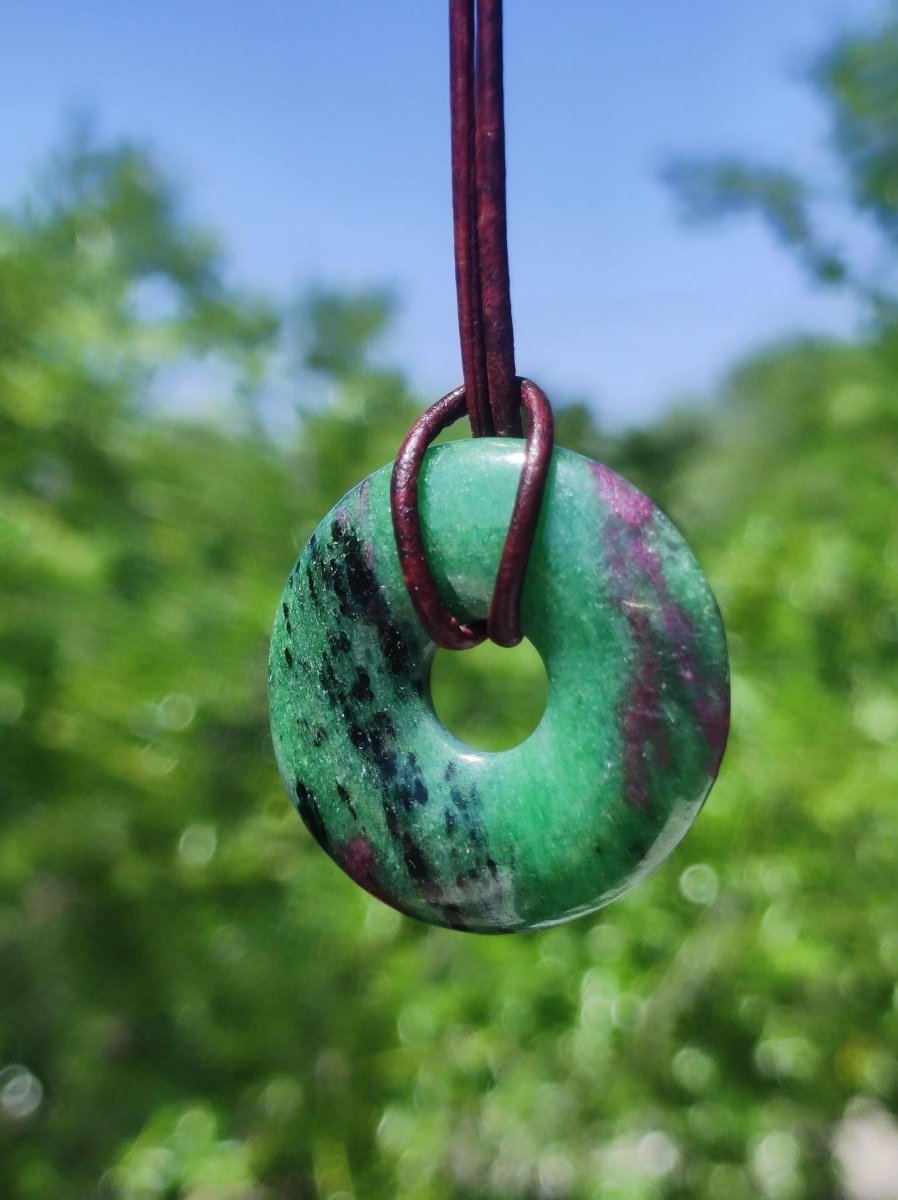 Rubin in Zoisit ~ Donut Edelstein Kette rot grün Natur Heilstein Mann Frau Glück Schutz HIPPIE GOA Boho Tibet Ethno Rarität Geschenk Er Sie - Art of Nature Berlin