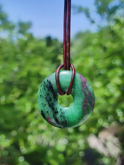 Rubin in Zoisit ~ Donut Edelstein Kette rot grün Natur Heilstein Mann Frau Glück Schutz HIPPIE GOA Boho Tibet Ethno Rarität Geschenk Er Sie - Art of Nature Berlin