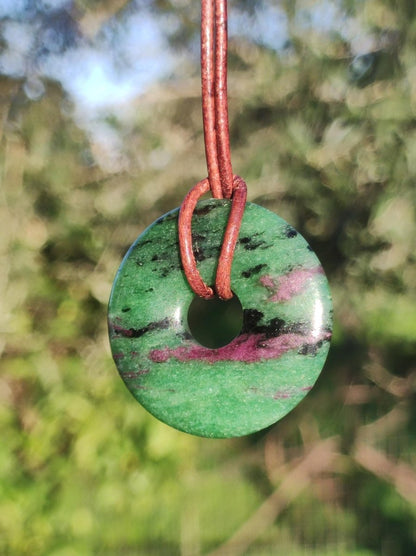 Rubin in Zoisit ~ Donut Edelstein Kette rot grün Natur Heilstein Mann Frau Glück Schutz HIPPIE GOA Boho Tibet Ethno Rarität Geschenk Er Sie - Art of Nature Berlin