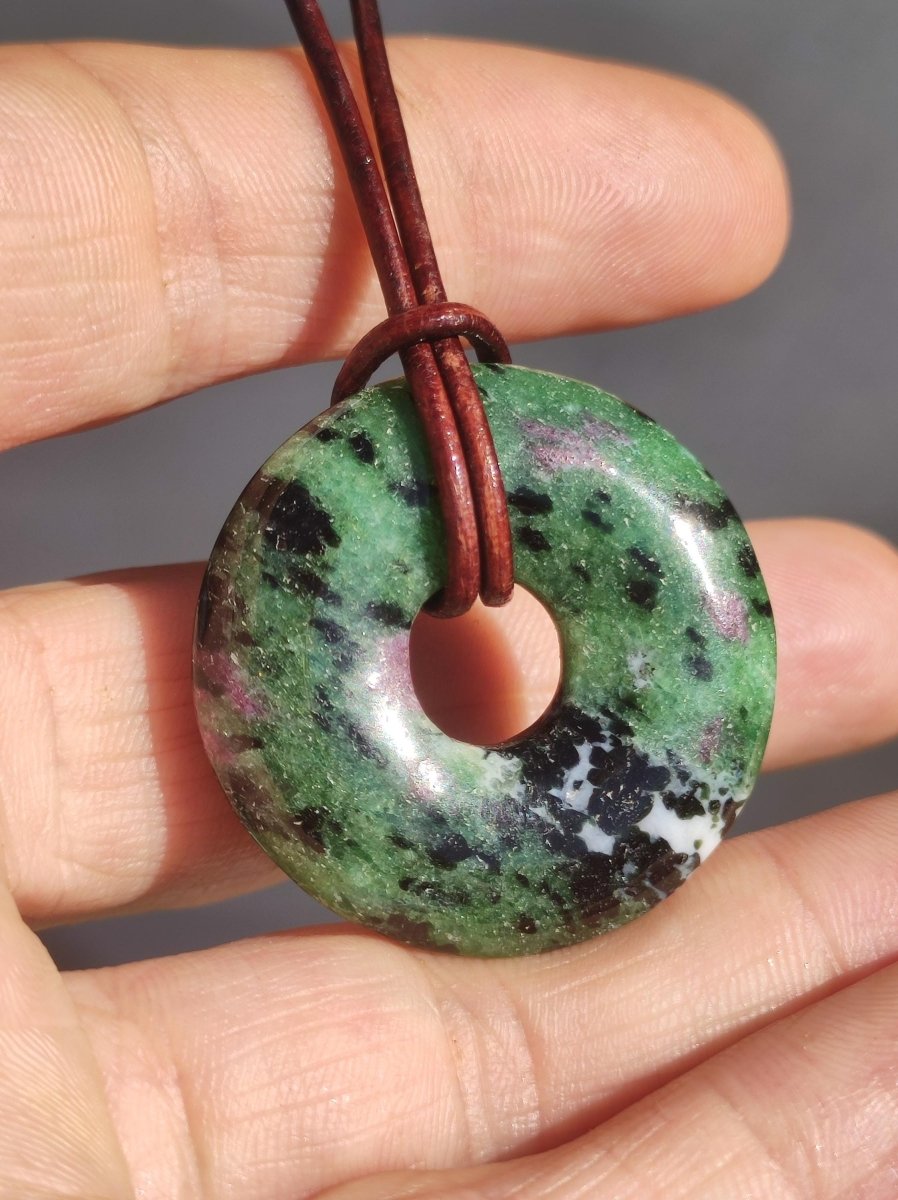 Rubin in Zoisit ~ Donut Edelstein Kette rot grün Natur Heilstein Mann Frau Glück Schutz HIPPIE GOA Boho Tibet Ethno Rarität Geschenk Er Sie - Art of Nature Berlin