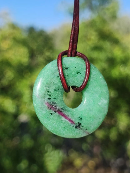 Rubin in Zoisit ~ Donut Edelstein Kette rot grün Natur Heilstein Mann Frau Glück Schutz HIPPIE GOA Boho Tibet Ethno Rarität Geschenk Er Sie - Art of Nature Berlin