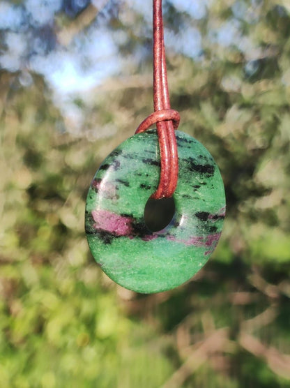 Rubin in Zoisit ~ Donut Edelstein Kette rot grün Natur Heilstein Mann Frau Glück Schutz HIPPIE GOA Boho Tibet Ethno Rarität Geschenk Er Sie - Art of Nature Berlin