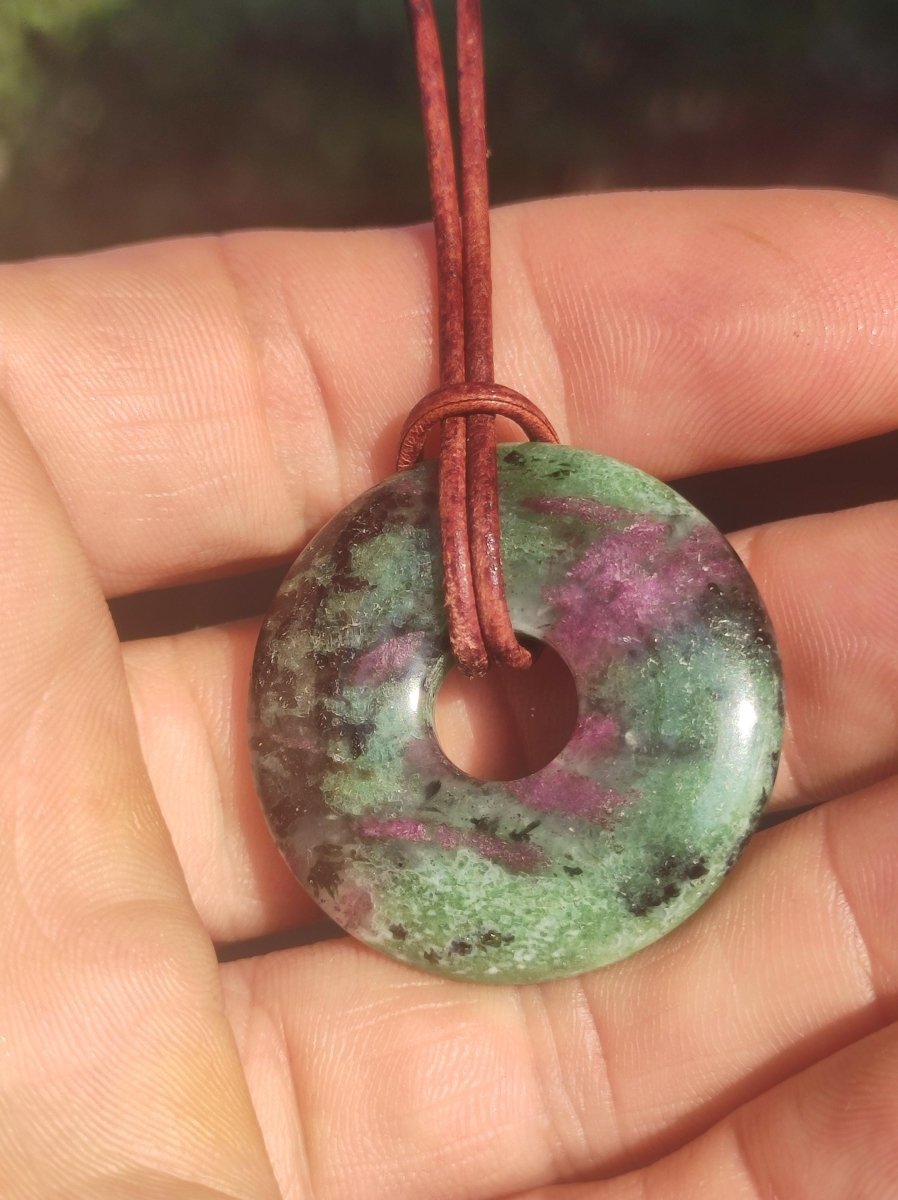 Rubin in Zoisit ~ Donut Edelstein Kette rot grün Natur Heilstein Mann Frau Glück Schutz HIPPIE GOA Boho Tibet Ethno Rarität Geschenk Er Sie - Art of Nature Berlin