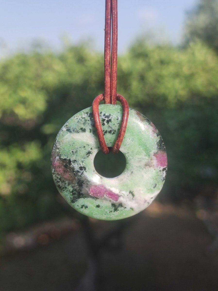 Rubin in Zoisit ~ Donut Edelstein Kette rot grün Natur Heilstein Mann Frau Glück Schutz HIPPIE GOA Boho Tibet Ethno Rarität Geschenk Er Sie - Art of Nature Berlin