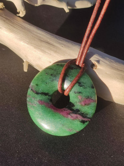 Rubin in Zoisit ~ Donut Edelstein Kette rot grün Natur Heilstein Mann Frau Glück Schutz HIPPIE GOA Boho Tibet Ethno Rarität Geschenk Er Sie - Art of Nature Berlin