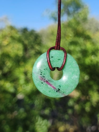 Rubin in Zoisit ~ Donut Edelstein Kette rot grün Natur Heilstein Mann Frau Glück Schutz HIPPIE GOA Boho Tibet Ethno Rarität Geschenk Er Sie - Art of Nature Berlin