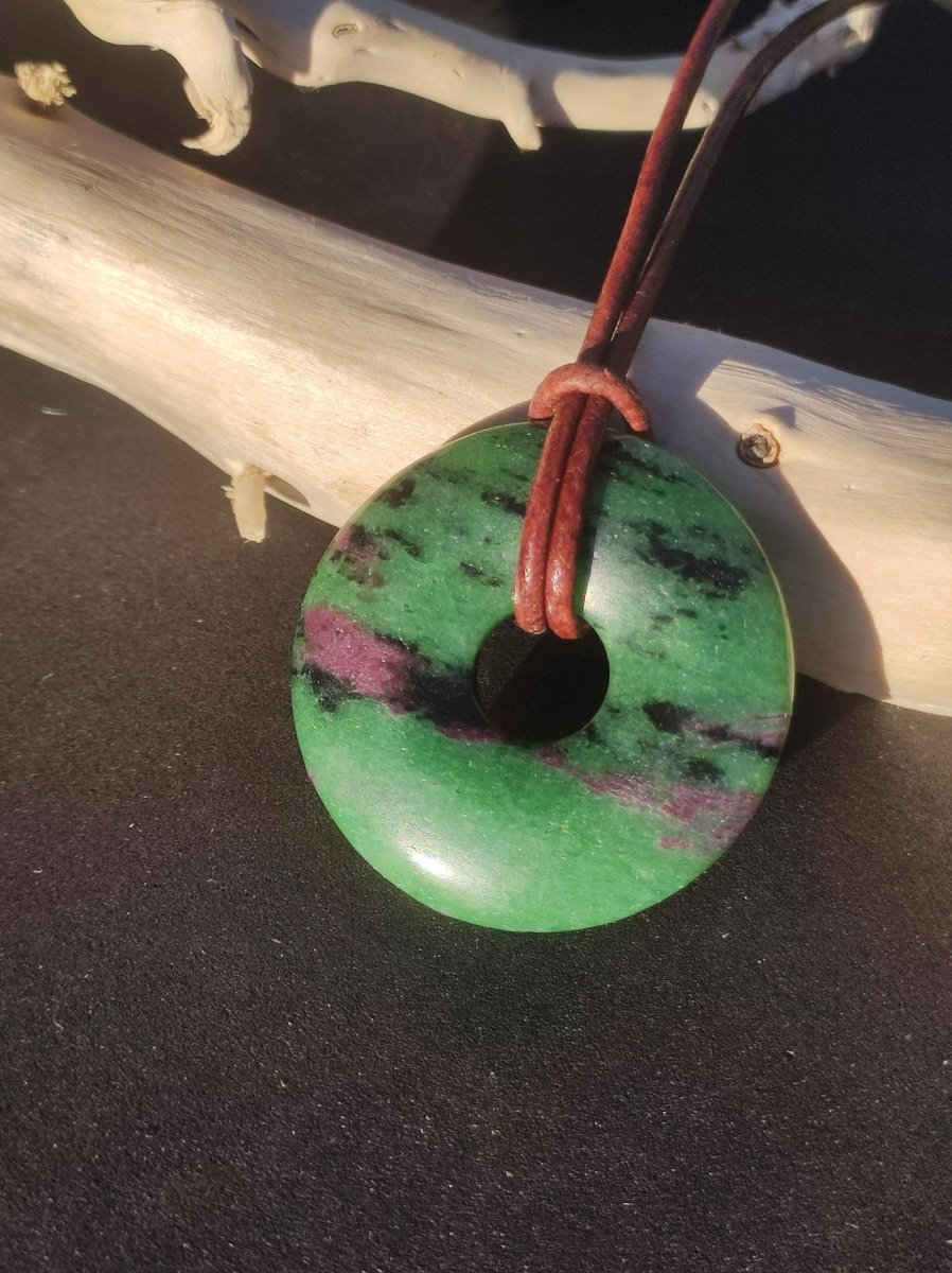 Rubin in Zoisit ~ Donut Edelstein Kette rot grün Natur Heilstein Mann Frau Glück Schutz HIPPIE GOA Boho Tibet Ethno Rarität Geschenk Er Sie - Art of Nature Berlin