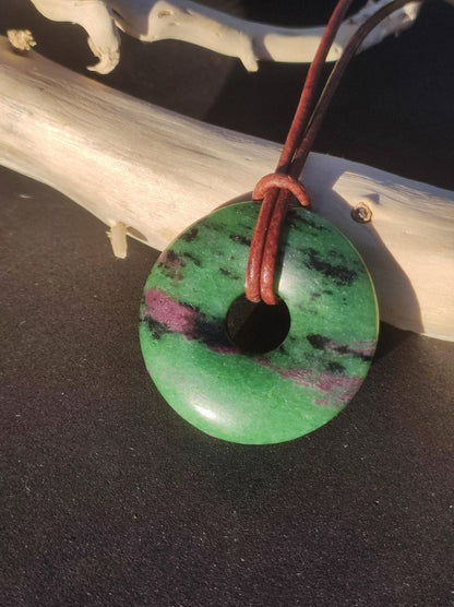Rubin in Zoisit ~ Donut Edelstein Kette rot grün Natur Heilstein Mann Frau Glück Schutz HIPPIE GOA Boho Tibet Ethno Rarität Geschenk Er Sie - Art of Nature Berlin