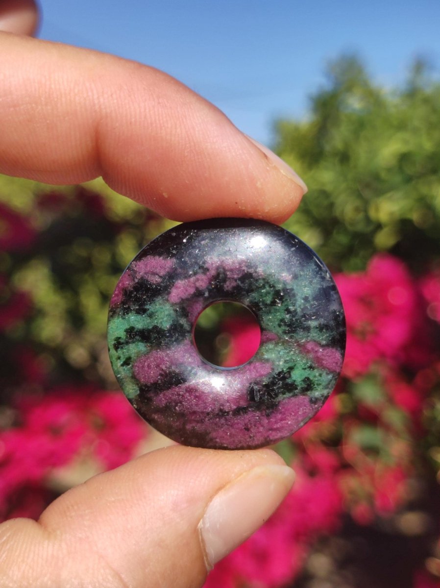 Rubin in Zoisit ~ Donut Edelstein Kette rot grün Natur Heilstein Mann Frau Glück Schutz HIPPIE GOA Boho Tibet Ethno Rarität Geschenk Er Sie - Art of Nature Berlin
