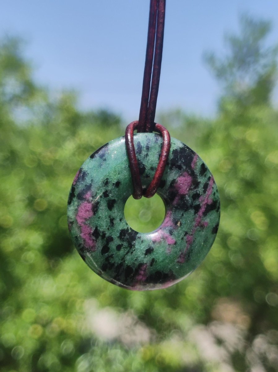 Rubin in Zoisit ~ Donut Edelstein Kette rot grün Natur Heilstein Mann Frau Glück Schutz HIPPIE GOA Boho Tibet Ethno Rarität Geschenk Er Sie - Art of Nature Berlin