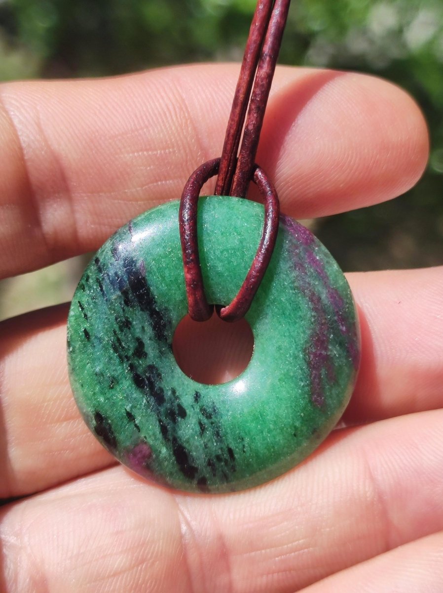 Rubin in Zoisit ~ Donut Edelstein Kette rot grün Natur Heilstein Mann Frau Glück Schutz HIPPIE GOA Boho Tibet Ethno Rarität Geschenk Er Sie - Art of Nature Berlin