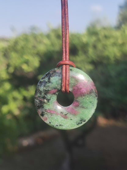 Rubin in Zoisit ~ Donut Edelstein Kette rot grün Natur Heilstein Mann Frau Glück Schutz HIPPIE GOA Boho Tibet Ethno Rarität Geschenk Er Sie - Art of Nature Berlin